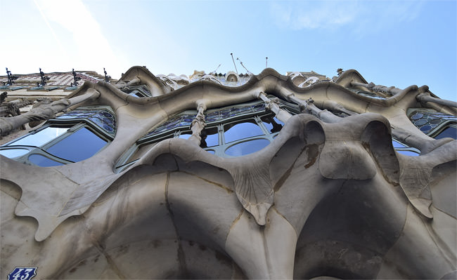 3/12 The arresting façade of La Casa Batlló